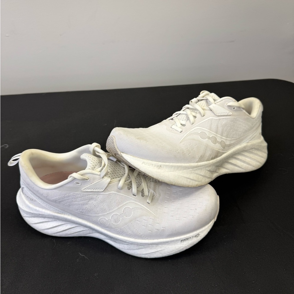 Men’s Saucony Truimph 22 White Barely Worn- Size 10